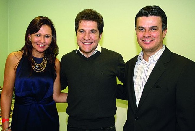 DANIEL EM CURITIBA - O show do cantor Daniel em Curitiba foi um grande sucesso, reunindo centenas de associados. O presidente do ClubeCuritibano, Joaquim Miró e sua esposa, Maria Cristina, cumprimentaram Daniel pela aplaudida apresentação |