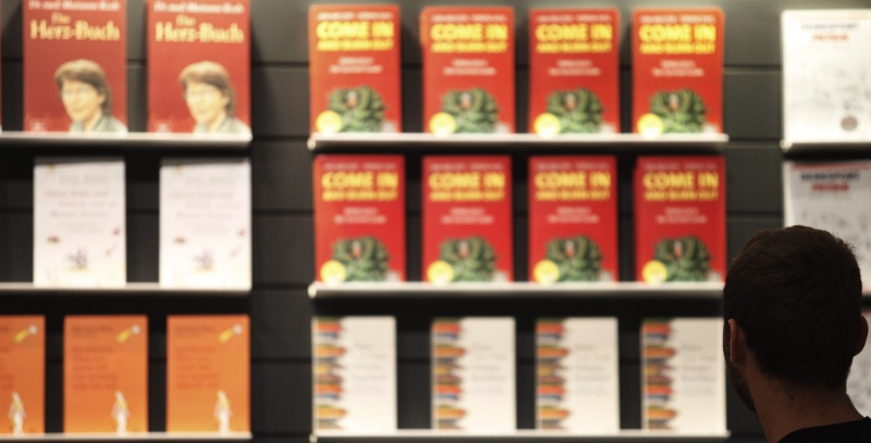 Estante de livros recém-montada na Feira de Frankfurt, o maior evento editorial do planeta | Alex Domanski/Reuters