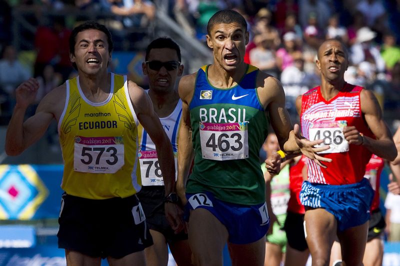 Leandro Oliveira e Byron Piedra, do Equador, cruzam a linha de chegada praticamente juntos. Brasileiro ficou com o ouro nos 1.500 metros | Luis Acosta/AFP