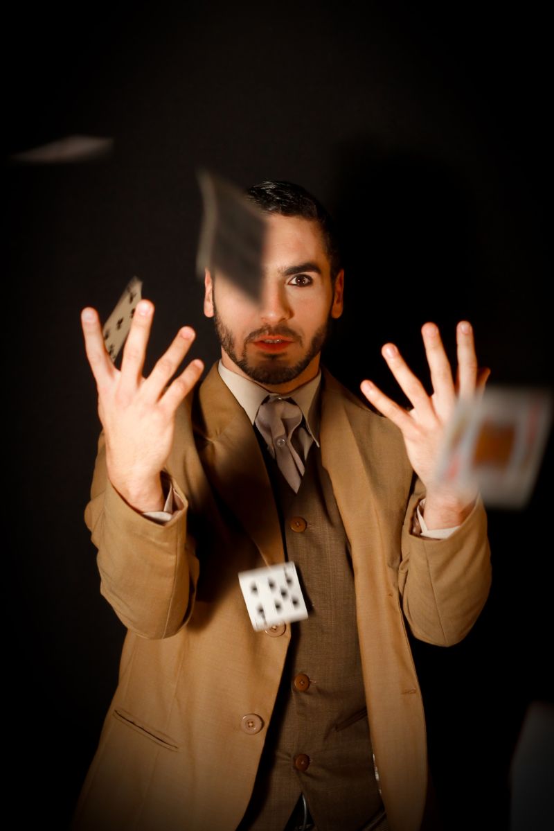 Elenco, em que Andrew Knoll faz um ilusionista, teve aulas de mágica | Marco Novack/Divulgação