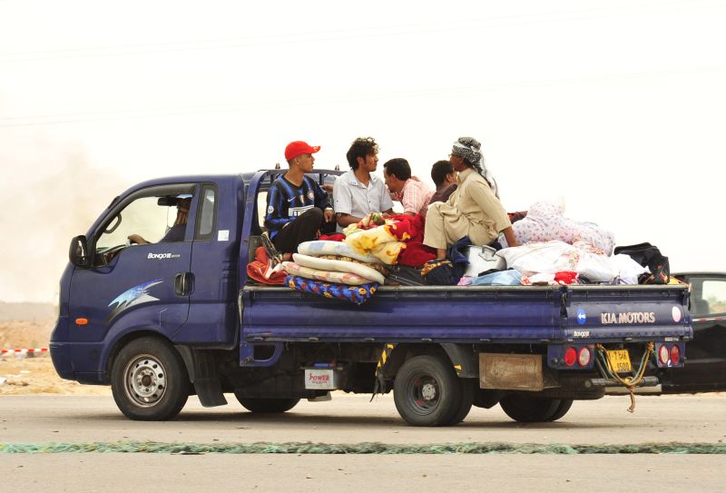 Famílias usam um caminhão para escapar da escassez de comida, água e luz que afeta Sirte | Esam Al-Fetori/Reuters