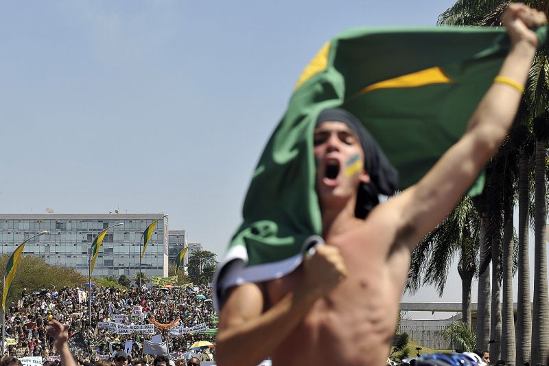 Manifestantes da Marcha Anticorrupção de 7 de Setembro, em Brasília: 25 mil pessoas saíram às ruas pedindo mais transparência no poder público | Marcello Casal Jr./ABr