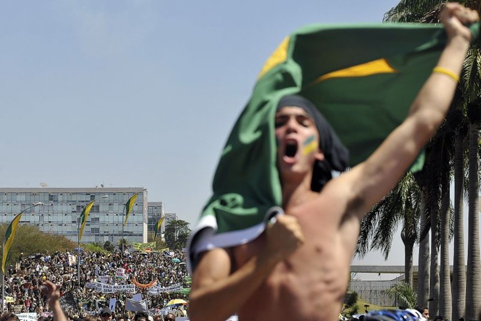 Defesa do CNJ entra na pauta do movimento anticorrupção Manifestantes da Marcha Anticorrupção de 7 de Setembro, em Brasília: 25 mil pessoas saíram às ruas pedindo mais transparência no poder público | Marcello Casal Jr./ABr