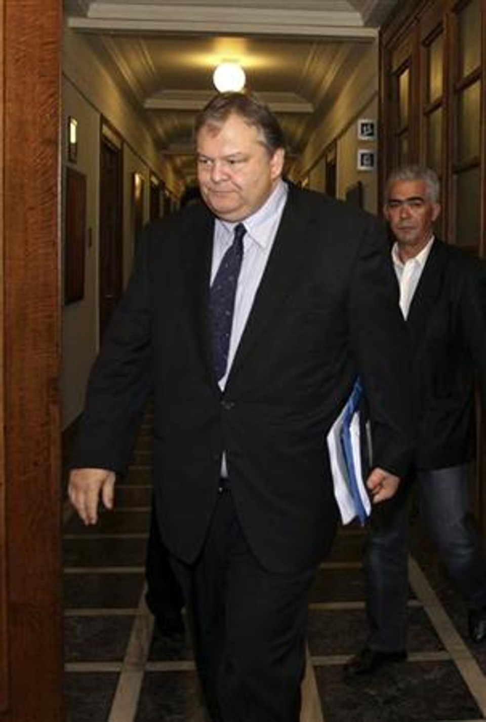 O ministro grego das Finanças, Evangelos Venizelos, chega à reunião do gabinete dentro do parlamento, em Atenas. Segundo dados divulgados pelo Ministério das Finanças após a reunião, a Grécia não atingirá as metas do déficit orçamentário de 2011 e 2012 | Reuters