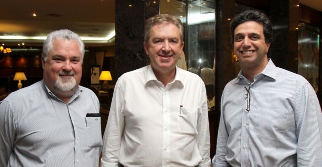 Mabu recebe personalidades- Entre as personalidades que frequentam o Mabu Thermas & Resort, em Foz do Iguaçu, está o prefeito de Curitiba, Luciano Ducci, que ao lado do secre­tá­rio de Planejamento, Carlos Homero Giacomini, conheceu as obras de am­plia­ção o hotel, apresentadas pelo presidente do grupo, José Maria Abujamra | 