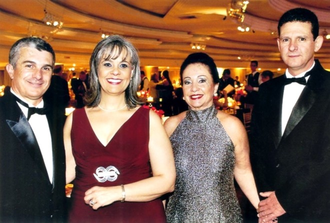 No grandioso Baile das Debutantes 2011, do Clube Curitibano, o diretor da sede, Euclides Antônio Gusi, com Luciane Gusi mais Terezinha Abagge e Antônio Cezar Mendes dos Santos, ela diretora-geral do clube |