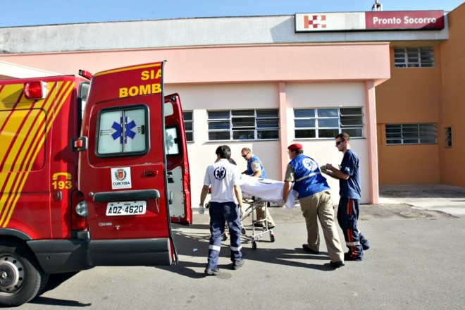 Ambulância traz motoqueiro acidentado para atendimento no Hospital do Trabalhador no início do mês: pronto-socorro fechado obrigou a transferência do paciente | 