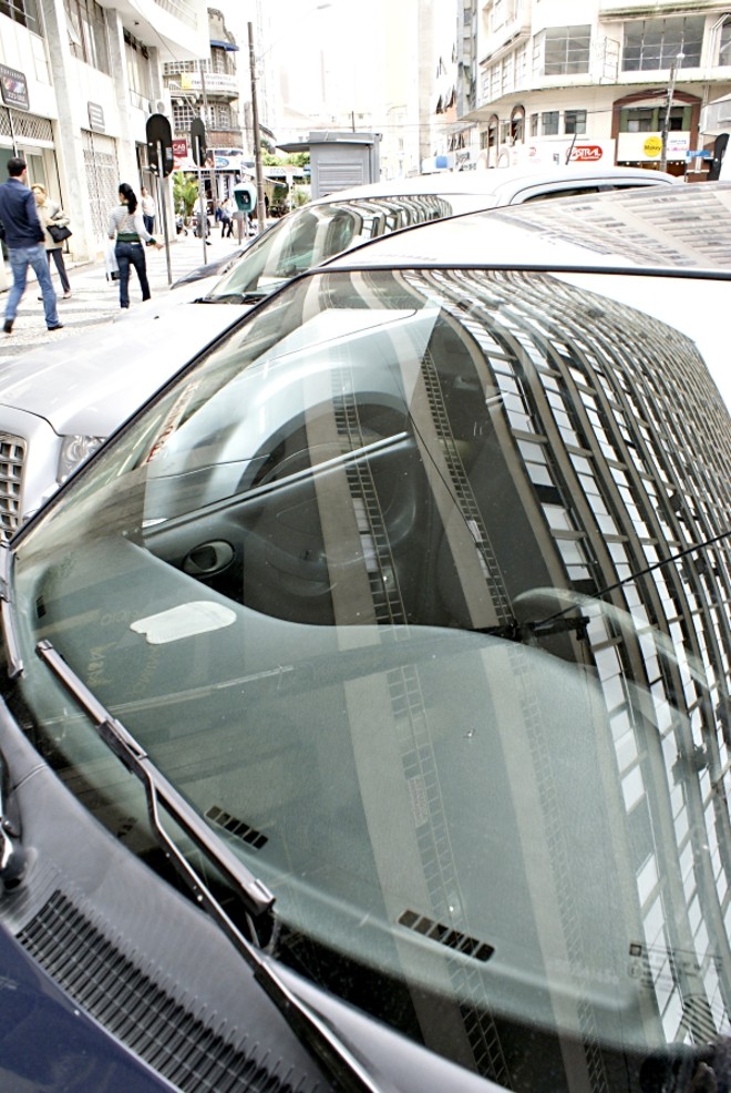 Em algumas ruas do Centro foi fácil encontrar carros sem EstaR ontem |