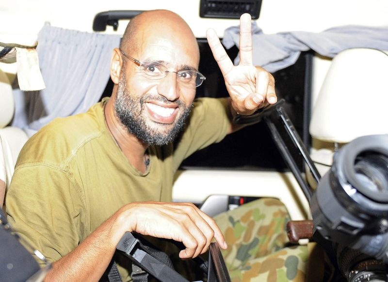 O filho de Kadafi, Saif al Islam, acena para repórteres durante aparição em agosto. Seu paradeiro atualmente ainda é desconhecido | Folhapress