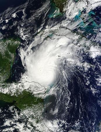 Imagem de satélite da Nasa, tirada na segunda-feira, do furacão Rina se aproximando da península do Yucatán, no México | REUTERS/NASA/Divulgação