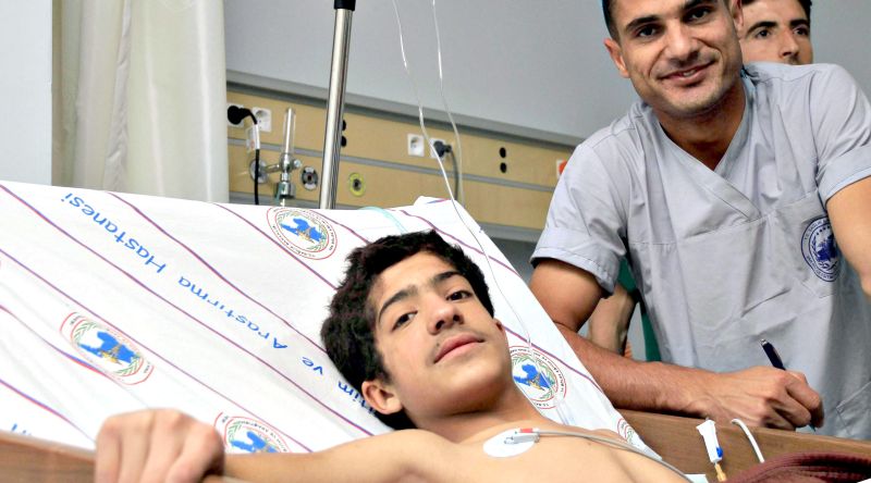 Ferhat Tokay (deitado), de 13 anos, sobreviveu bebendo água que escorria entre os escombros | Ahmet Izgi/Anadolu Agency/Reuters