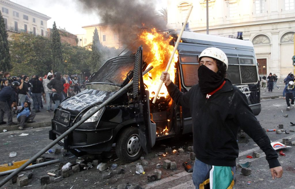 Manifestantes quebraram vidraças de bancos e incendiaram carros | Reuters
