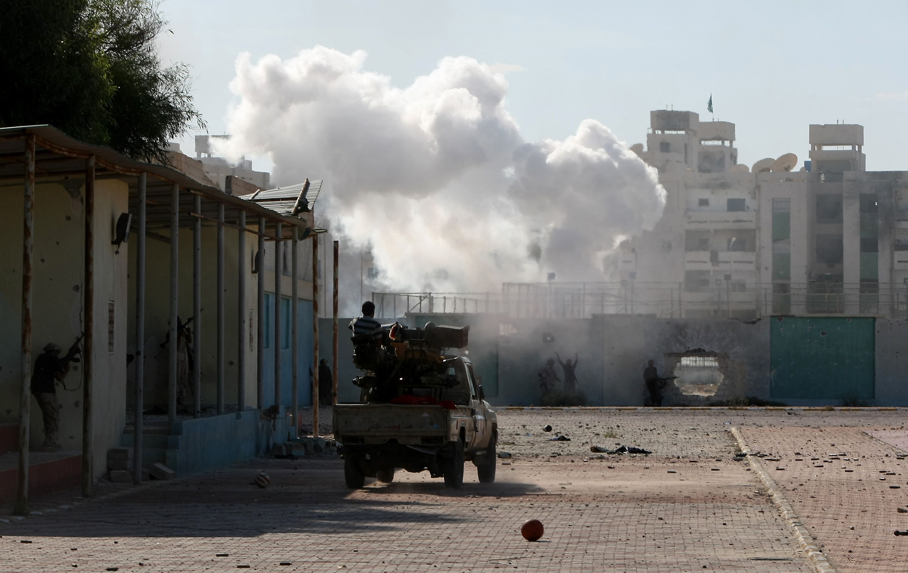 Com a tomada de Bani Walid, o comando militar do Conselho Nacional de Transição tem o caminho aberto ao leste para Sirte | AFP PHOTO/AHMAD AL-RUBAYE