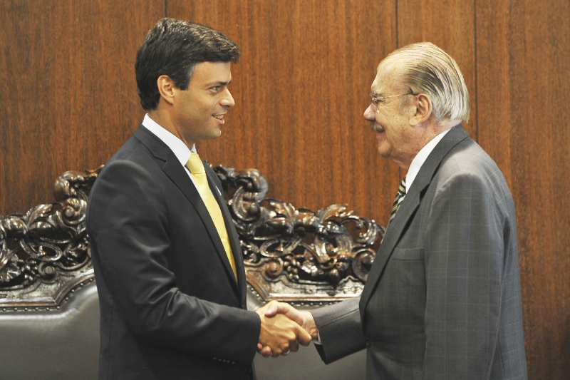 O presidente do Senado, José Sarney, recebe o coordenador do Partido Voluntad Popular da Venezuela, Leopoldo López | Antonio Cruz/ABr