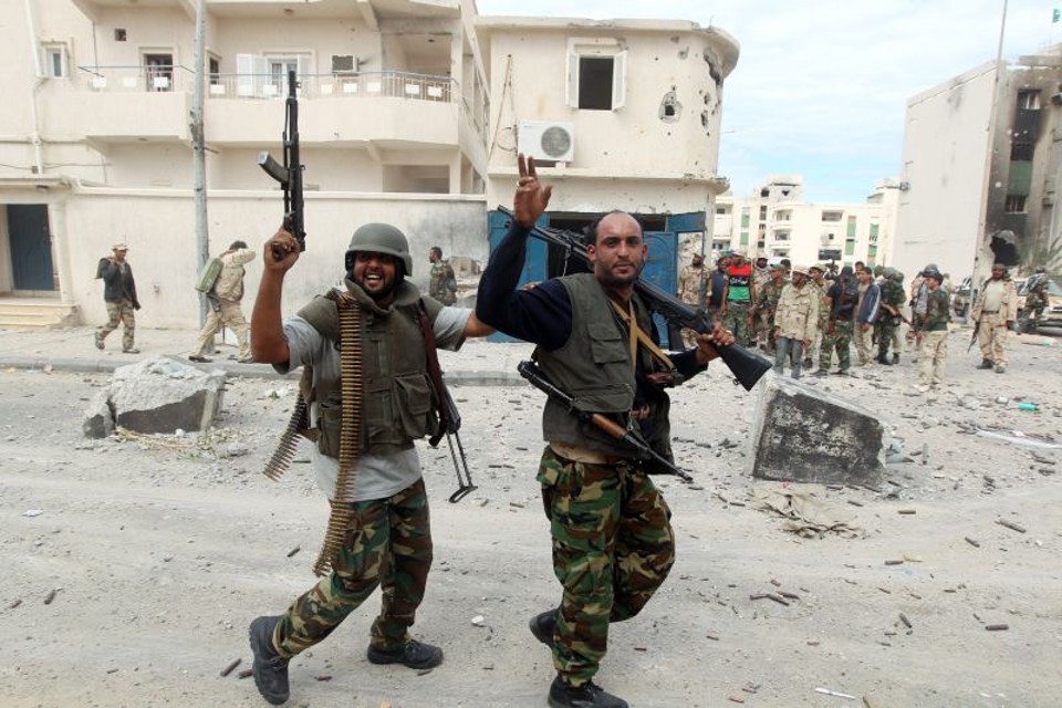 Combatentes do Comando Nacional de Transição em Sirte | AFP PHOTO/AHMAD AL-RUBAYE