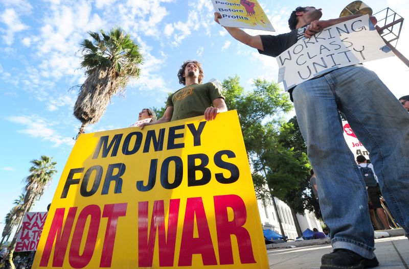 Os manifestantes de Wall Street consideram que seu movimento representa 99% da população dos EUA que paga pela crise, enquanto os outros se beneficiam dela | Frederic J. Brown/AFP