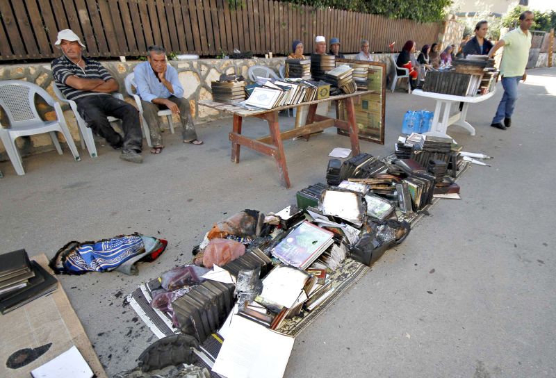 Moradores de aldeia beduína localizada em território de Israel observam livros queimados em incêndio de mesquita | Ancho Gosh/Reuters
