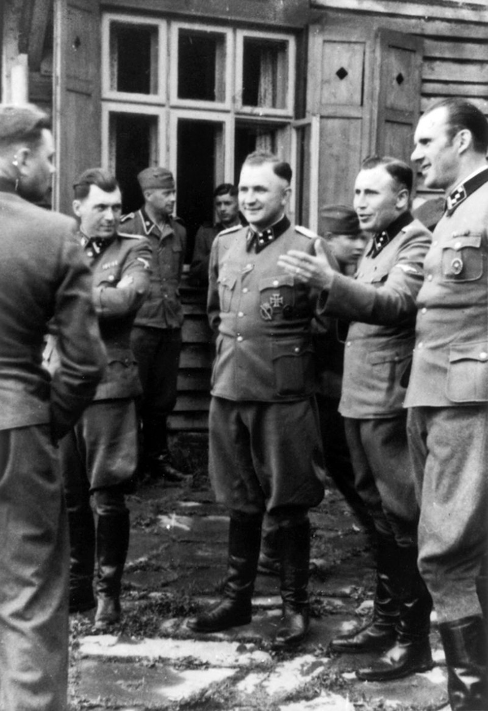 Uma das 116 fotografias raras da SS que estão no Museu e Memorial do Holocausto, nos Estados Unidos. No centro da imagem, o médico Josef Mengele, um dos criminosos de guerra mais procurados da História | United States Holocaust Memorial Museum/Divulgação