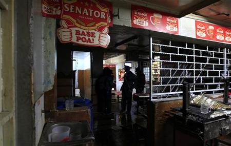 Policiais inspecionam local de explosão dentro de um bar na capital do Quênia, Nairóbi. Uma granada explodiu no bar nesta segunda-feira, deixando 13 feridos, dois dias após a embaixada dos EUA no Quênia ter alertado para um ataque iminente na nação do leste africano que combate militantes islâmicos na vizinha Somália | REUTERS/Thomas Mukoya