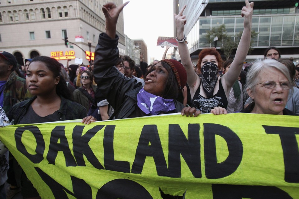 Grupo protesta em Oakland, na Califórnia, contra Wall Street | REUTERS/Stephen Lam