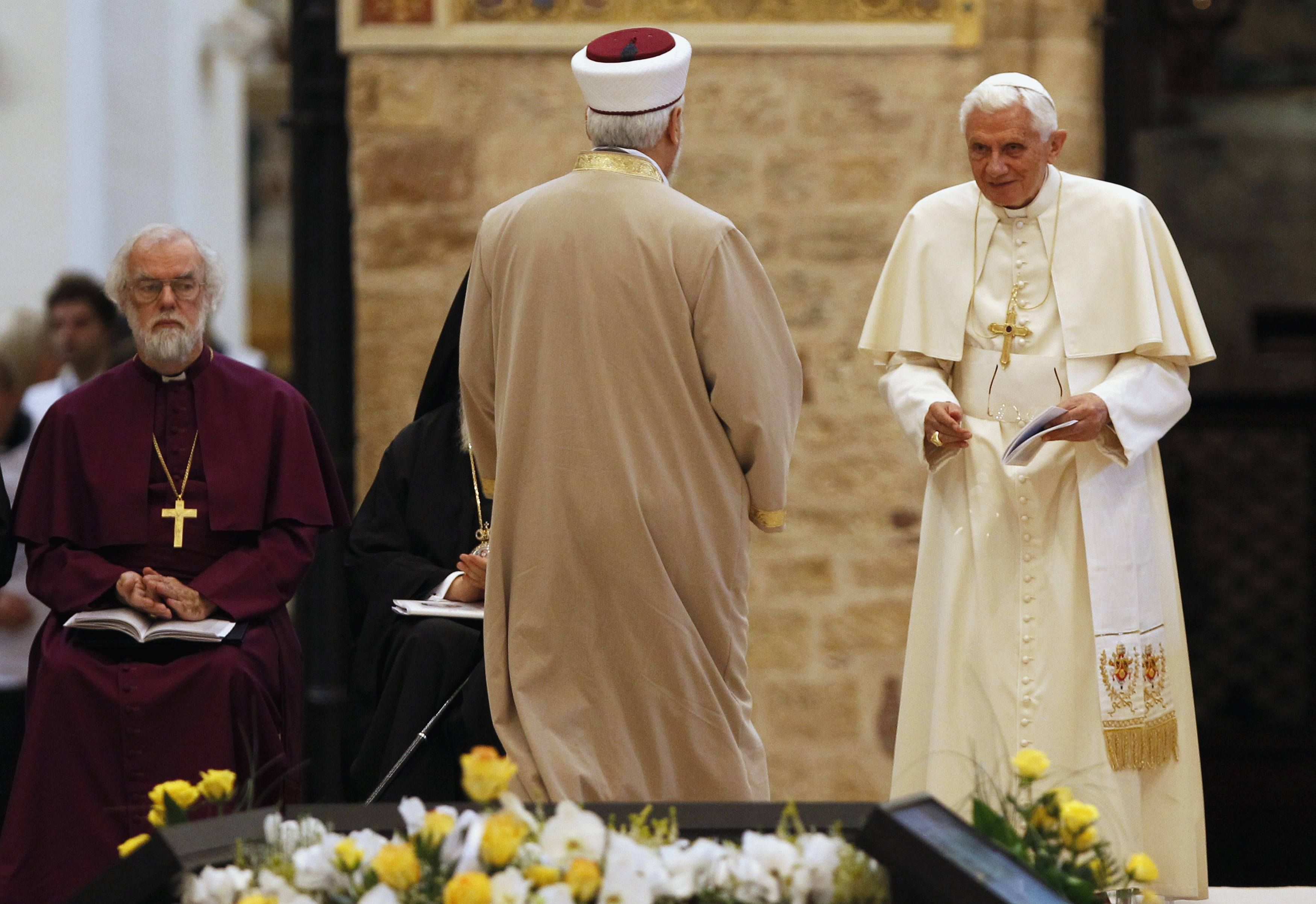Papa Bento XVI cumprimenta Kyai Haji Hasyim Muzadi na Basílica de Assis, na Itália | REUTERS/Giampiero Sposito