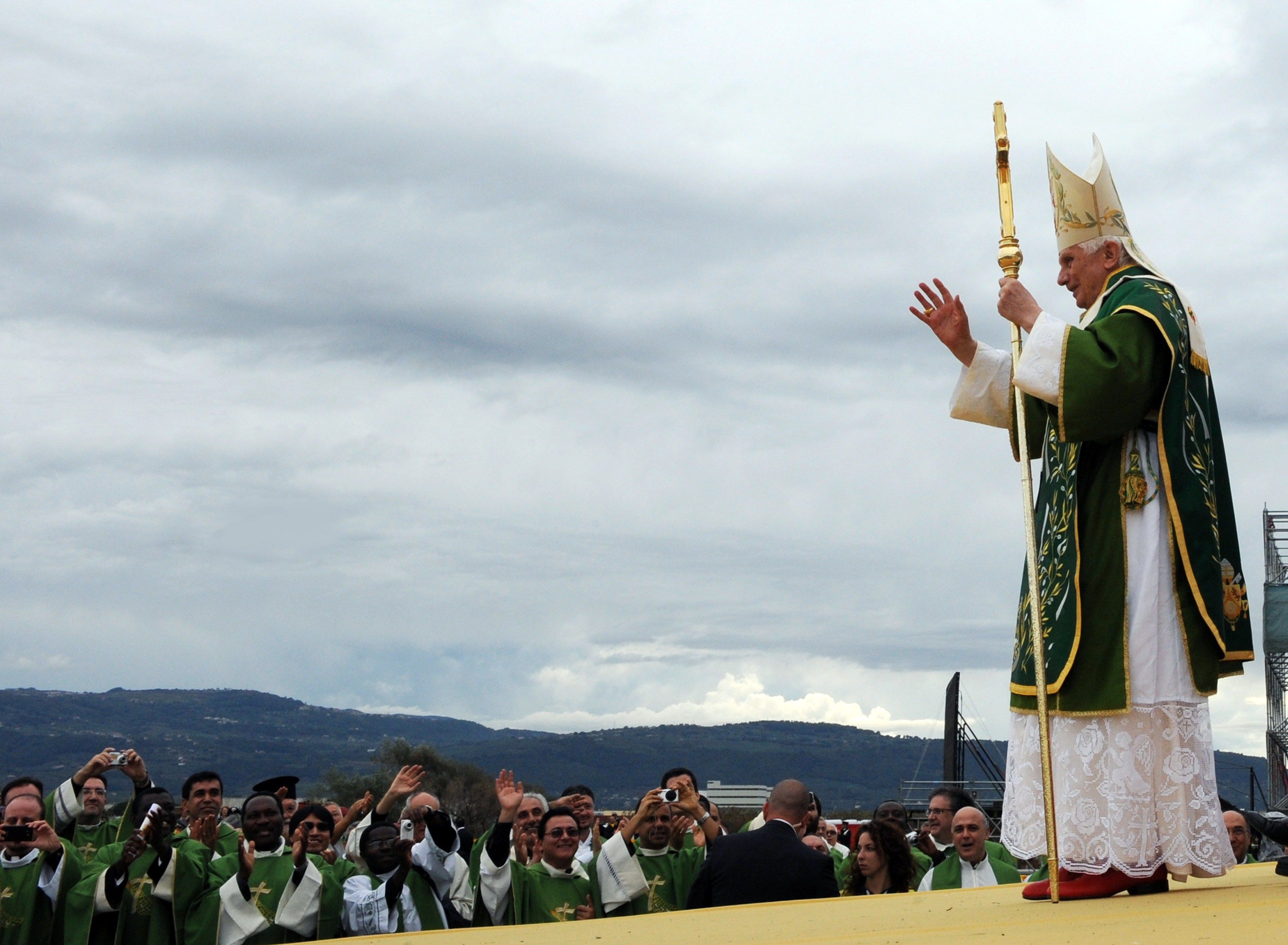 Papa Bento XVI termina missa durante sua primeira visita à região da Calábria, na Itália | AFP PHOTO / VINCENZO PINTO
