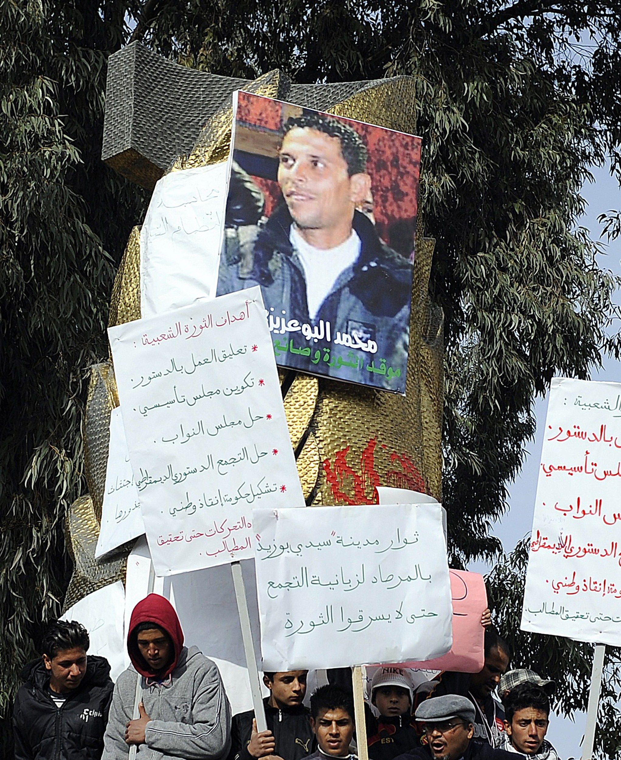 Retrato do herói tunisiano Mohamed Bouazizi, que ateou fogo em seu corpo em protesto à repressão na Síria. Ele e outros quatro ativistas foram agraciados com o Prêmio Sakharov | AFP PHOTO / FRED DUFOUR