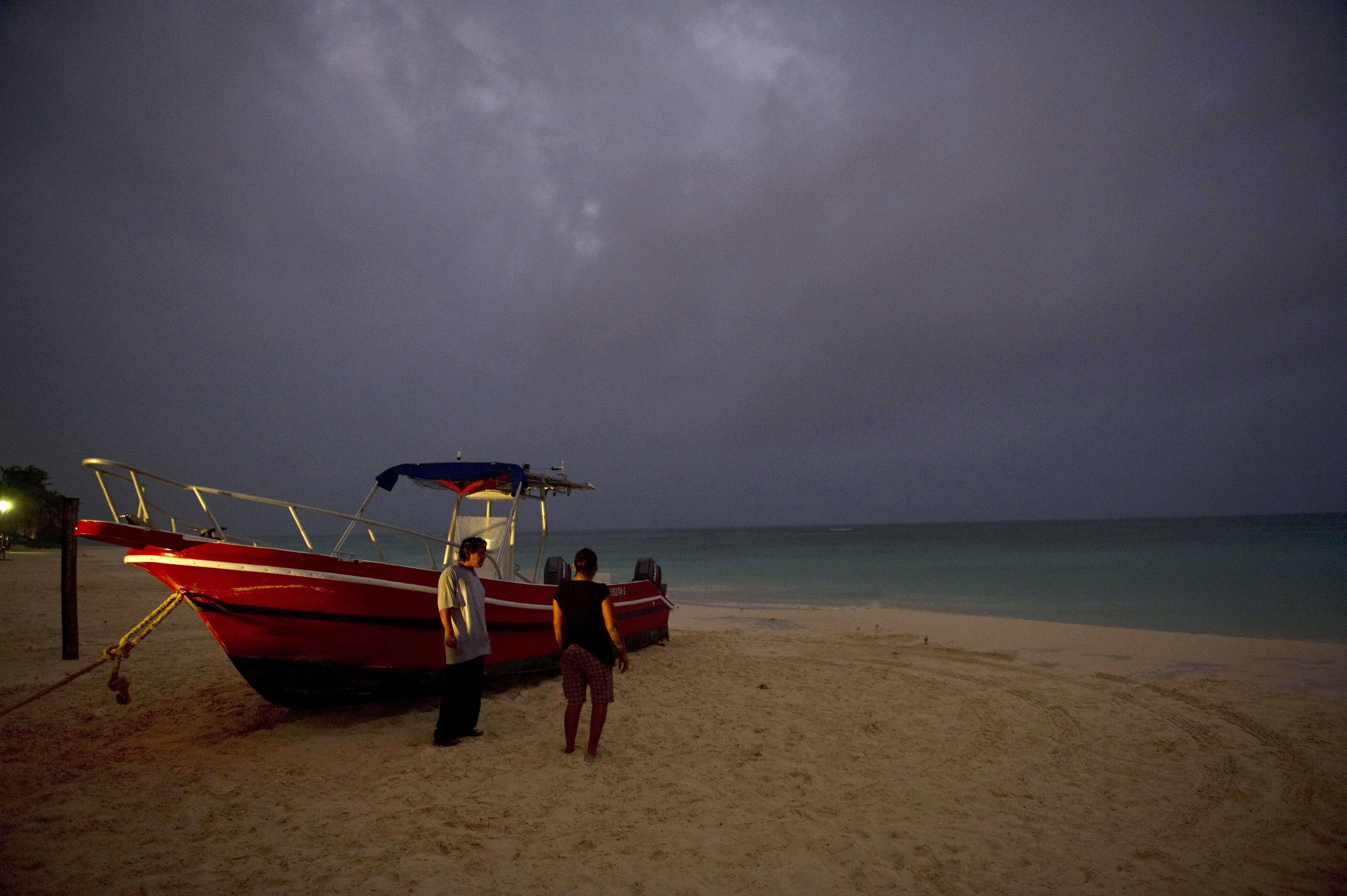 Furacão Rina ameaça regiões turísticas, como Cancún, no México | TOPSHOTS AFP PHOTO/RONALDO SCHEMIDT