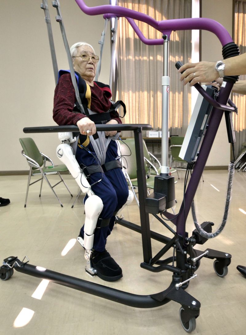 Robô auxilia Emiko Tsunematsu a recuperar movimentos | Yoshikazu Tsuno/AFP