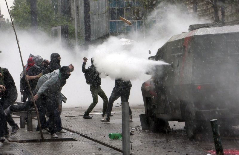 Manifestantes entram em choque com a polícia durante o protesto em Santiago, pedindo reformas no sistema educacional do Chile | Victor Ruiz Caballero/Reuters