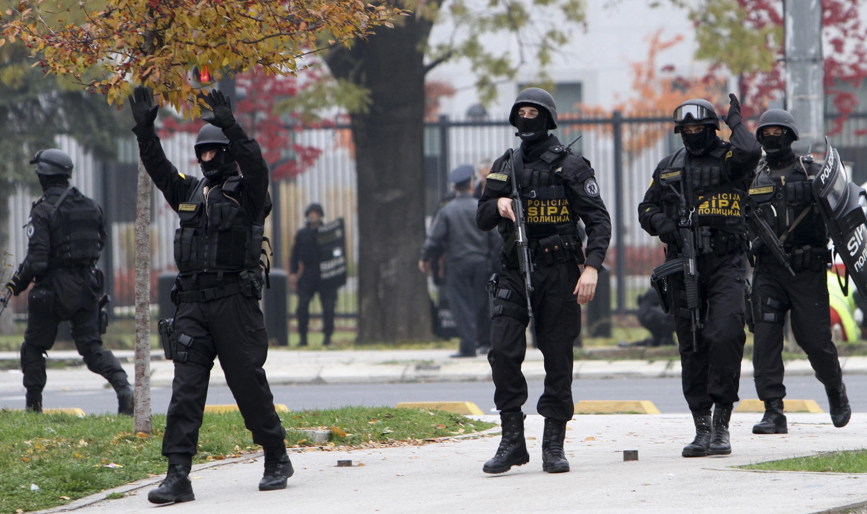 Membros de unidade especial de polícia atuam depois de atentado contra embaixada dos EUA em Sarajevo, na Bósnia | REUTERS/Danilo Krstanovic