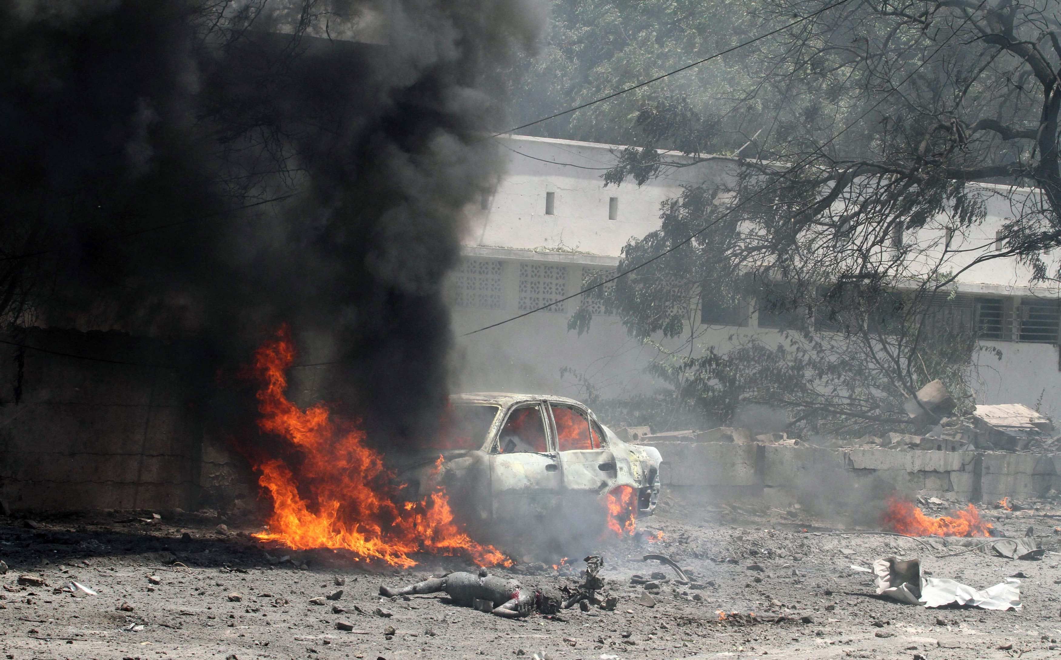 Carro explode na cena do ataque suicídio na capital da Somália, Mogadíscio, onde dezenas de pessoas morreram | REUTERS/Omar Faruk