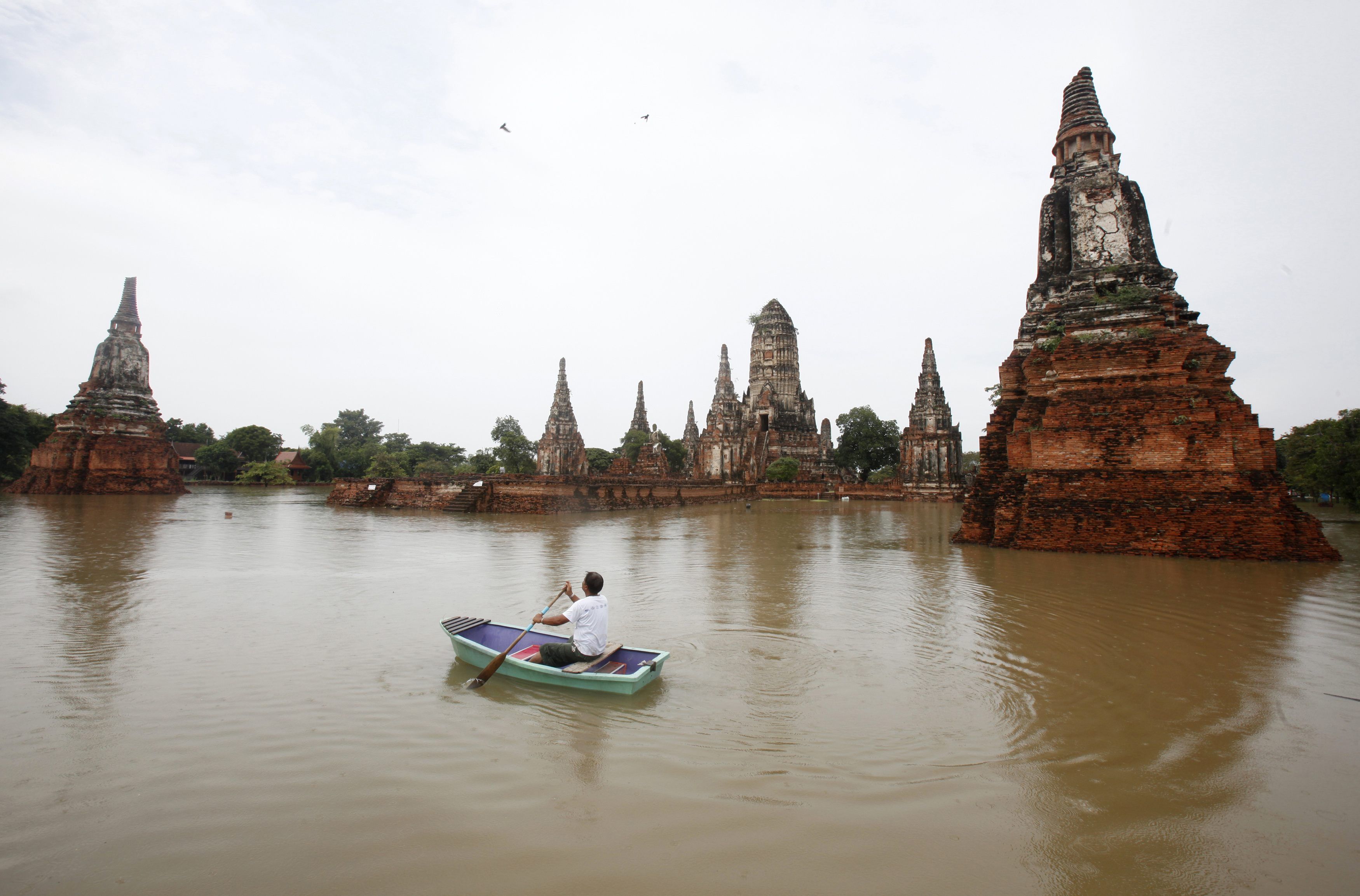 Templo Chai Wattanaram, patrimônio da humanidade da Unesco é inundada pelas chuvas de monções que atingem a Tailândia | REUTERS/Chaiwat Subprasom
