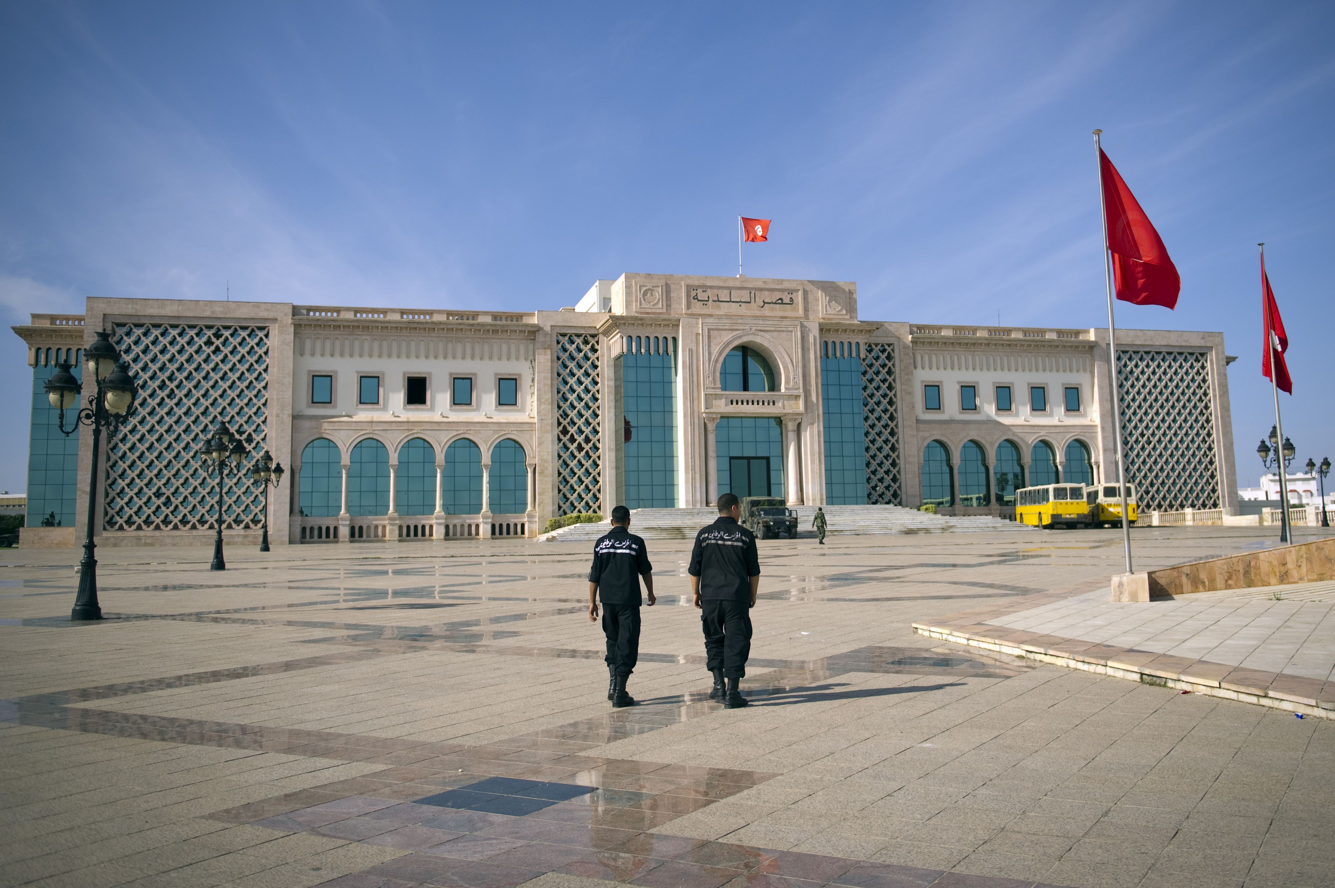 Prefeitura de Túnis, na Tunísia. Primeiras eleições democráticas aconteceram no país neste fim-de-semana | AFP PHOTO / LIONEL BONAVENTURE