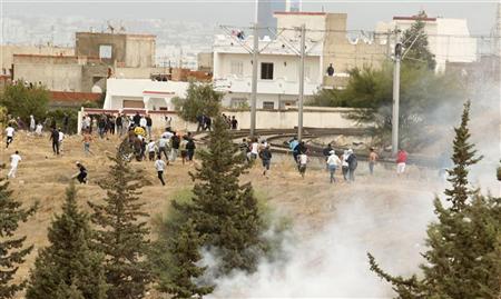 A polícia de Túnis usou gás lacrimogêneo neste domingo para dispersar centenas de islâmicos que os agrediam com pedras e facas, no maior confronto religioso já visto na capital da Tunísia | REUTERS/Zoubeir Souissi