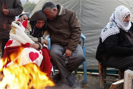 Sobreviventes do terremoto aguardam notícia de familiares em Ercis, na Turquia | REUTERS/Umit Bektas