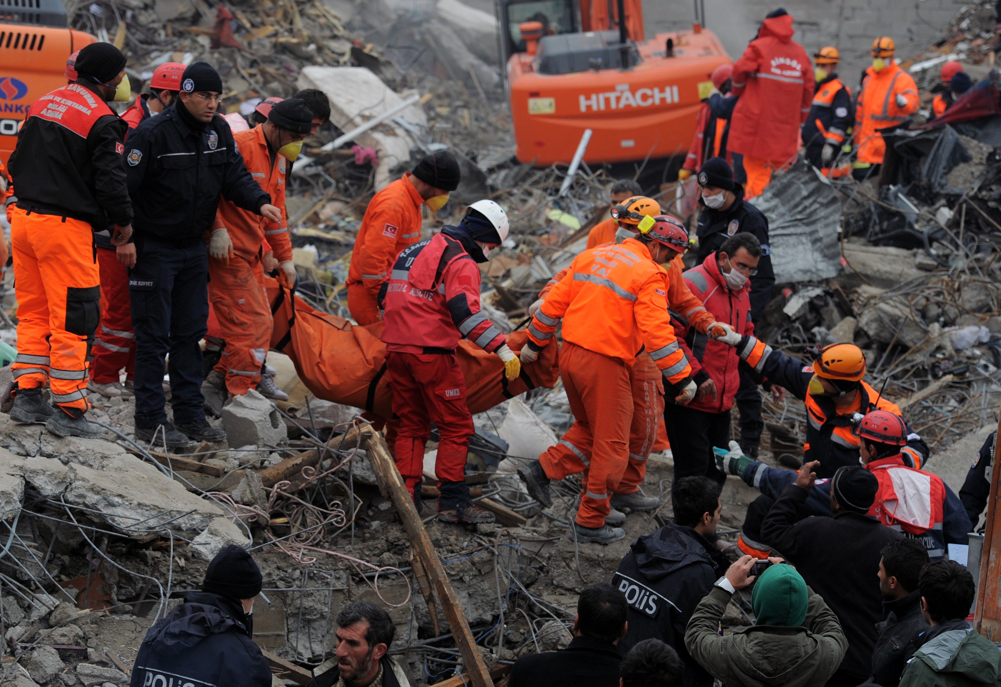 Equipes de resgate carregam corpo encontrados sob os escombros | AFP PHOTO / DIMITAR DILKOFF