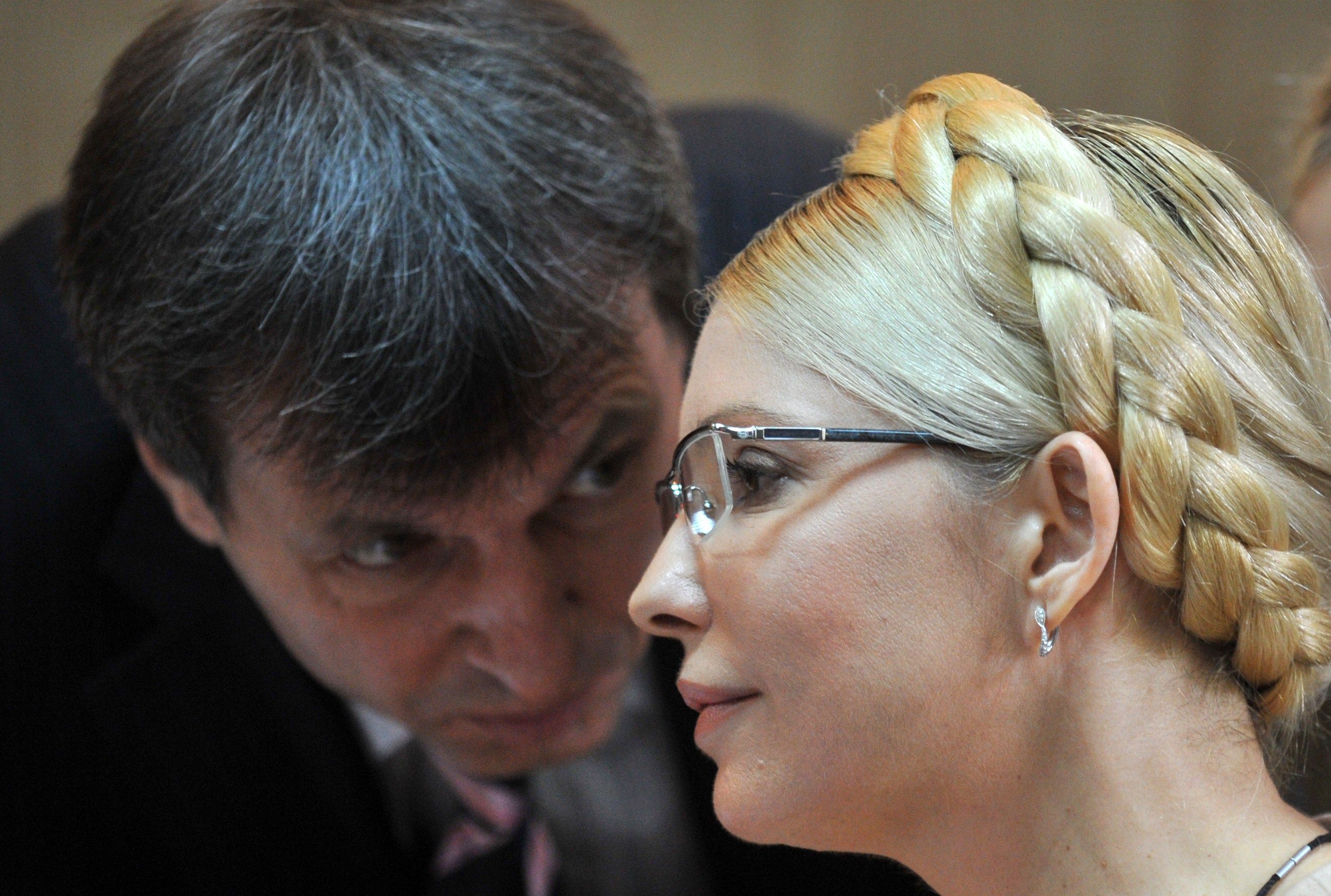 Advogado Lawyer Mykola Siryi fala com a cliente Yulia Tymoshenko em corte de Kiev. Ex-premiê foi condenada a 7 anos de prisão | AFP PHOTO/ SERGEI SUPINSKY