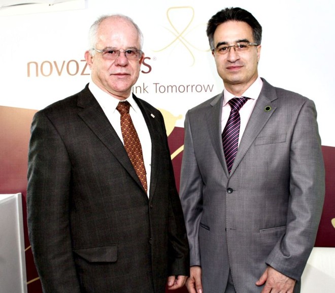 NOVO CENTRO DE PESQUISA- Líder mundial em inovação, a Novozymes inaugurou seu novo laboratório de pesquisa e desenvolvimento e soluções para clientes, em sua sede em Araucária. Na foto, Gilberto José de Camargo, presidente da Agência Curitiba de Desenvolvimento (representante do prefeito de Curitiba, e Pedro Luiz Fernandes, presidente da Novozymes para a América Latina |