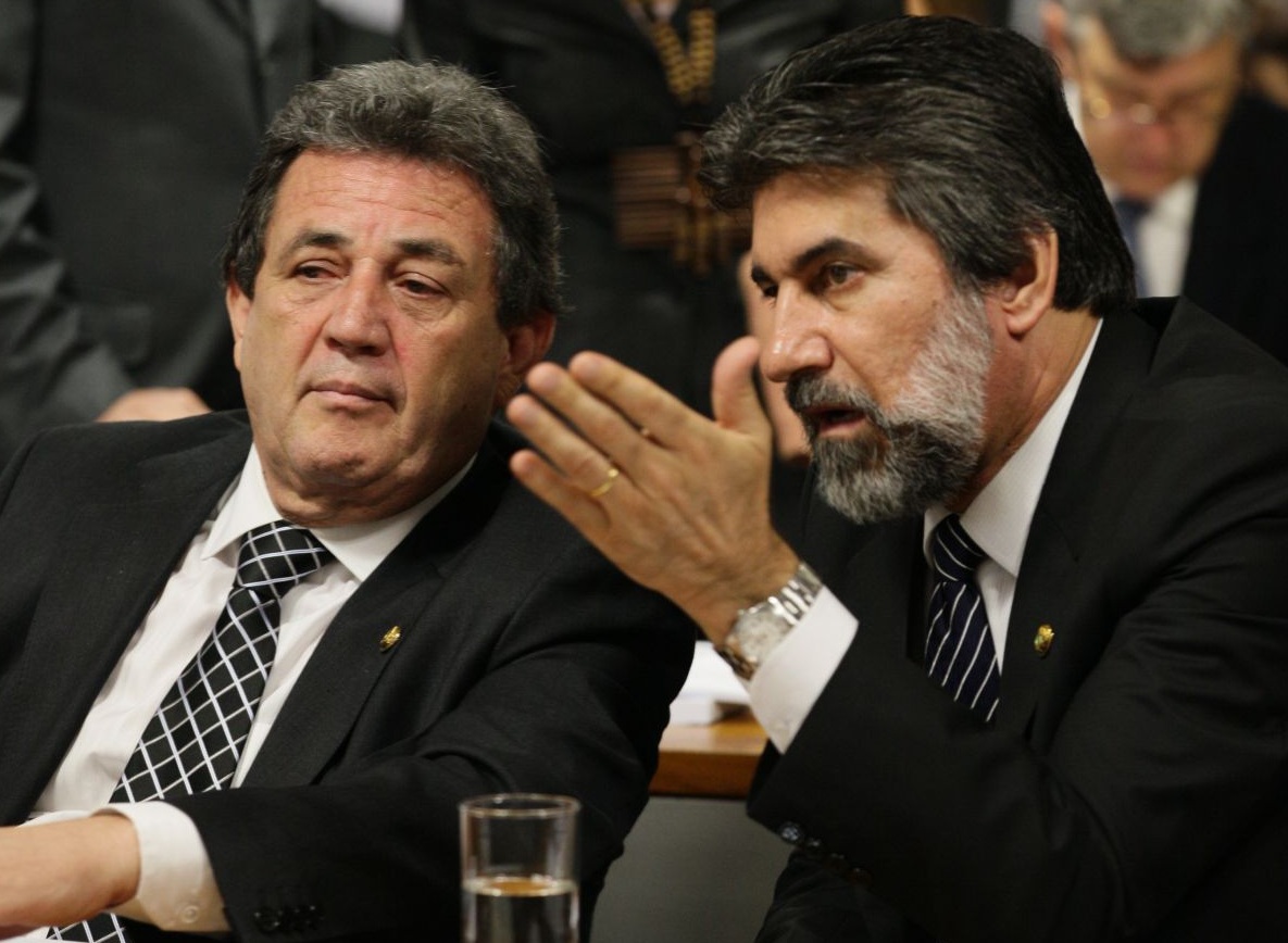 Senadores Waldemir Moka (PMDB-MS) e Valdir Raupp (PMDB-RO) acompanham análise do relatório do Código Florestal | Lia de Paula/Agência Senado