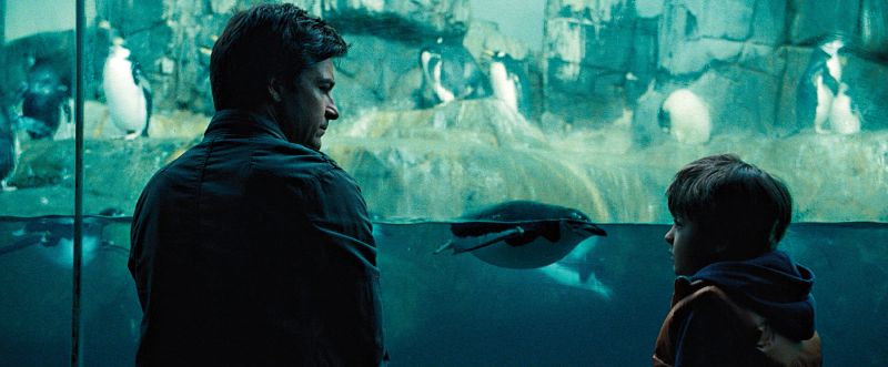 Jason Bateman aconselha o garoto Sebastian em Coincidências do Amor: o aviso de que não comemoraria o aniversário para sempre | Divulgação