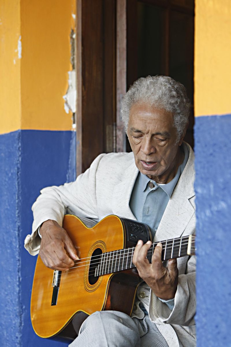 Waltel e seu violão: músico já dividiu apartamento com João Gilberto | Albari Rosa/ Gazeta do Povo