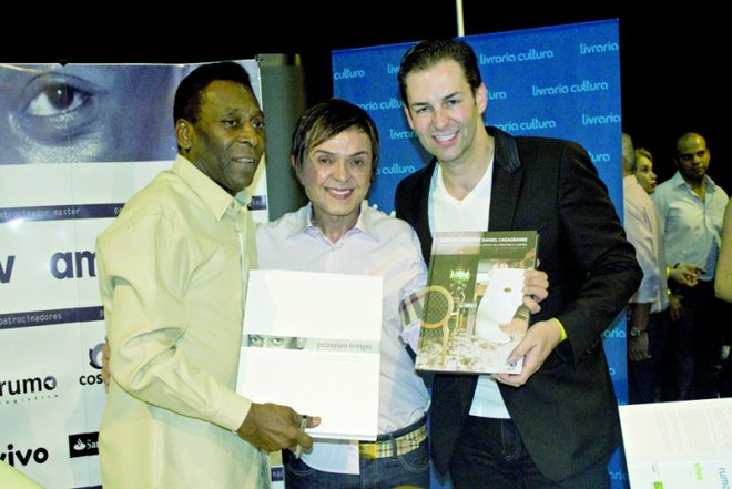 A dupla Luiz Maganhoto e Daniel Casagrande com Pelé no lançamento do livro dele, em São Paulo. Eles foram lançar seu próprio livro de arquitetura de interiores, na loja Artefacto Beach&Country, e chegaram um dia antes para participar do lançamento do livro do rei por fazerem parte do projeto Gols Pela Vida do Instituto Pelé Pequeno Príncipe, de Curitiba. Durante o evento, Luiz e Daniel foram entrevistados pelo repórter Felipe Andreoli do CQC. A entrevista deve ir ao ar hoje |