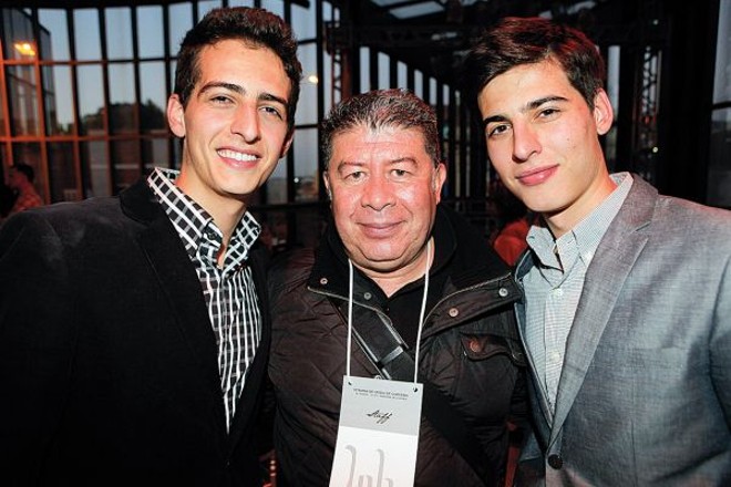 O estilista colombiano Arturo Tejada Cano (ao centro) com os irmãos e estilistas curitibanos Gianni Cocchieri Jr. (à esq.) e Vinícius Cocchieri na abertura da 2ª Semana de Moda de Curitiba. Tejado elogiou o desfile da Cocch, marca comandada pelos dois irmãos |