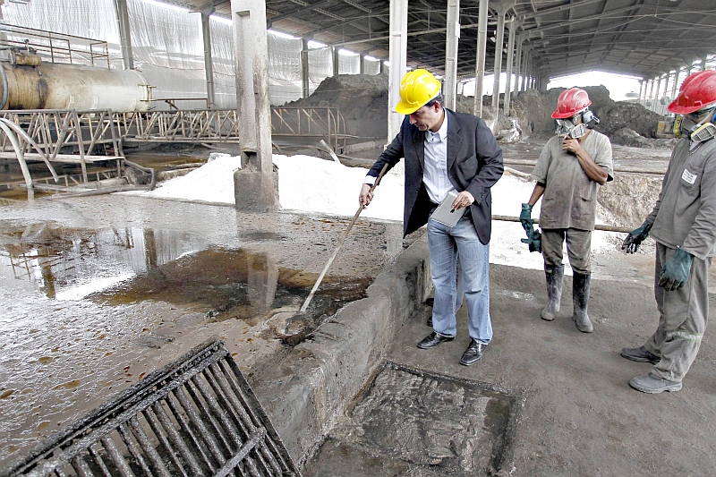 Deputado federal Dr. Aluísio verifica condições de armazenamento do óleo | Marcelo Carnaval/ Agência o Globo