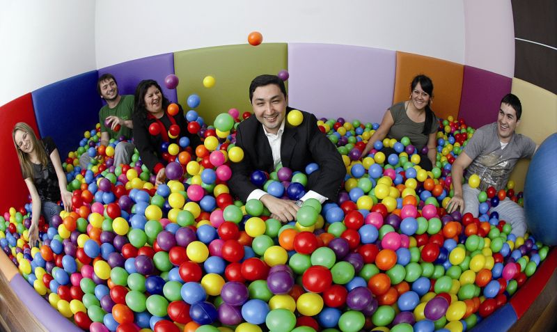 O diretor de RH, Caio Doi, e colaboradores na sala de relaxamento da sede da Linha Verde. Porque descontrair é preciso | Daniel Castellano/ Gazeta do Povo