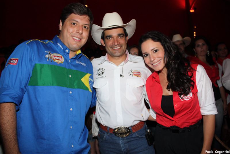 A atriz Juliana Knust foi uma das celebridades que prestigiaram a penúltima etapa do Brahma Super Bull PBR (que também passou por Curitiba), encerrada ontem no Parque de Exposições Governador Ney Braga, em Londrina. Juliana foi recebida por Alexandre Tremaroli (à esq.), gerente regional de eventos da AmBev, e por Rafael Villela, narrador oficial do campeonato | Ana Cegantini