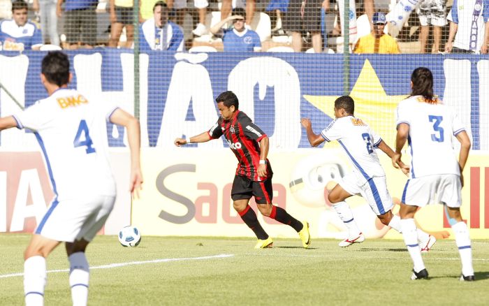 O meia Marcinho, autor do primeiro gol, foi o destaque o Furacão na primeira etapa | Antônio More/Agência de Notícias Gazeta do Povo