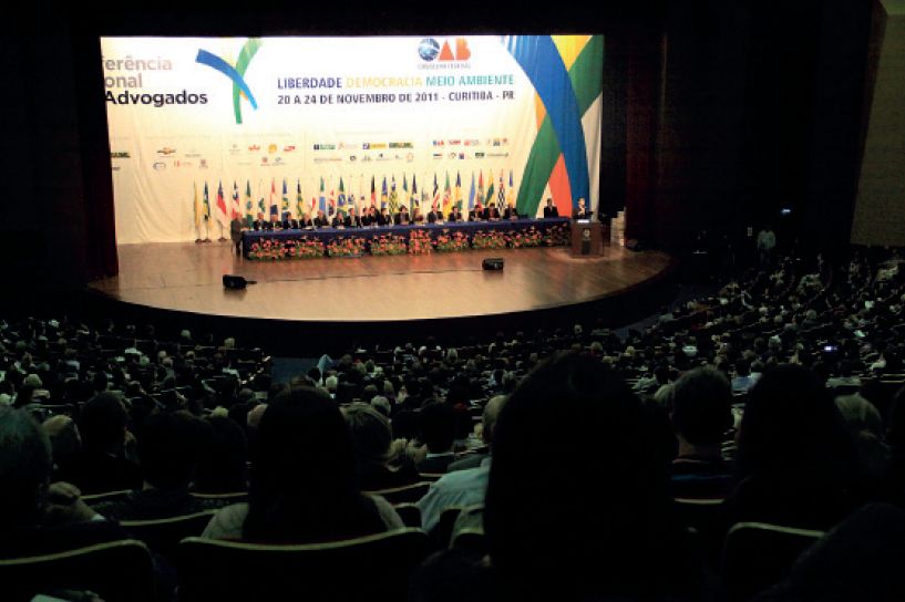 Os participantes da conferência lotaram o auditório para acompanhar as disposições da Carta Curitiba. A leitura foi feita pelo membro honorário vitalício da OAB nacional Eduardo Seabra Fagundes | Elton Damásio / Gazeta do Povo