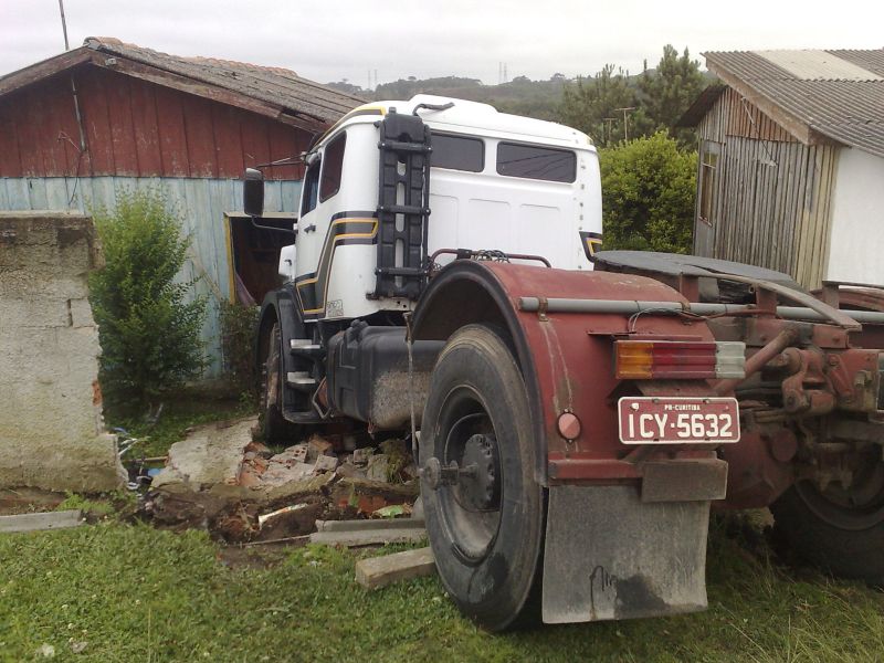 Caminhão invade casa no Jardim Jurema, em São José dos Pinhais | Aniele Nascimento / Agência de Noticias Gazeta do Povo